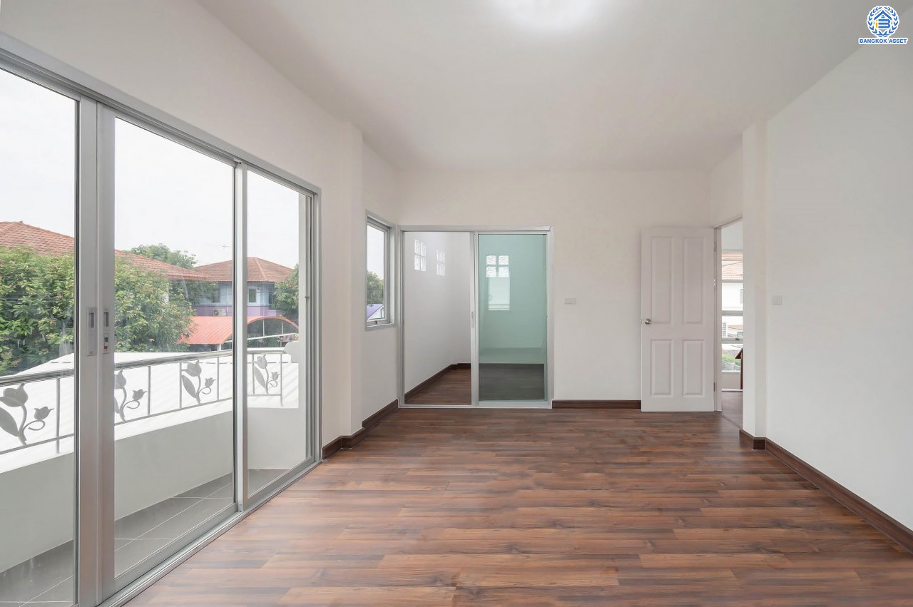 บ้านมือสองตกแต่งใหม่ โครงการ ศุภาลัยวิลล์ วงแหวน-รัตนาธิเบศร์ เนื้อที่กว้างกว่า 52 ตร.ว. ฟังก์ชัน 3 ห้องนอน 2 ห้องน้ำ 2 ที่จอดรถ ตอบโจทย์ทุกการเข้าอยู่ บนทำเลเดินทางสะดวก เชื่อมต่อถนนหลายเส้นทาง เพียง 15 นาทีก็ถึงรถไฟฟ้าสายสีม่วง "สถานีคลองบางไผ่" ใกล้ทางด่วน "กาญจนาภิเษก"